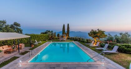 Tuscan Fizz, a traditional Stone Farmhouse with Private Pool and Amazing View among the Vineyards in Lucca