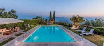 Tuscan Fizz, a traditional Stone Farmhouse with Private Pool and Amazing View among the Vineyards in Lucca