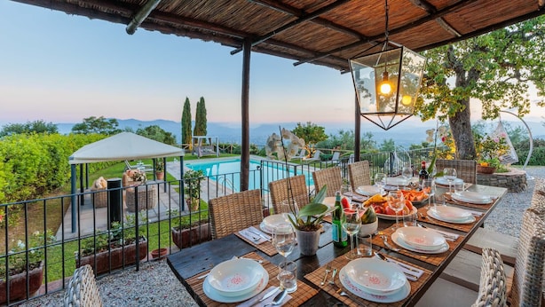 An outdoor dining area with a pool and a view of the mountains. - Tuscan Fizz, a traditional Stone Farmhouse with Private Pool and Amazing View among the Vineyards in Lucca (Lucca)