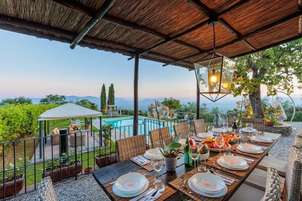 Outdoor dining - Tuscan Fizz, a traditional Stone Farmhouse with Private Pool and Amazing View among the Vineyards in Lucca (Lucca)
