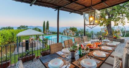 Tuscan Fizz, a traditional Stone Farmhouse with Private Pool and Amazing View among the Vineyards in Lucca