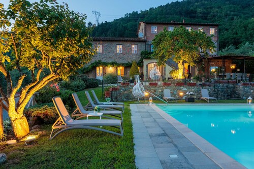 Tuscan Fizz, a traditional Stone Farmhouse with Private Pool and Amazing View among the Vineyards in Lucca