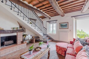 Télévision, cheminée