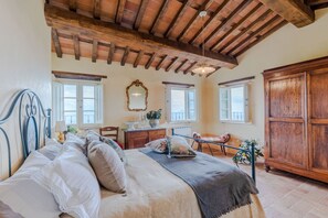 5 bedrooms, iron/ironing board, free WiFi, bed sheets - Tuscan Fizz, a traditional Stone Farmhouse with Private Pool and Amazing View among the Vineyards in Lucca (Lucca)