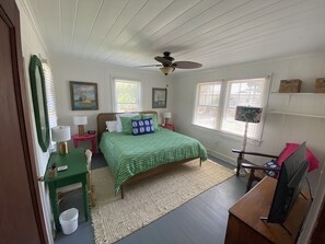 3 bedrooms, desk, iron/ironing board, free WiFi - Renovated Quintessential Beach House - 1 Block from beach (Edisto Island)