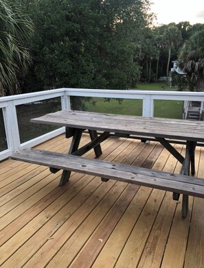 Outdoor dining - Renovated Quintessential Beach House - 1 Block from beach (Edisto Island)