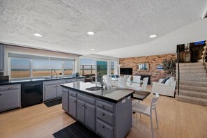 Interior - 1015MBR -OCEANFRONT 5 bedroom 4 bath SLEEPS 10 (Oxnard)