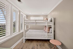3 habitaciones, escritorio, tabla de planchar con plancha y wifi gratis 