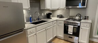 Downtown King Bed Suite- Very Walkable- Flexible Cancellation