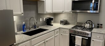 Downtown King Bed Suite- Very Walkable- Flexible Cancellation