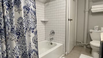 Ensemble douche/baignoire, sĂšche-cheveux, serviettes fournies, savon