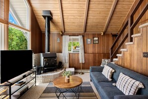 Een televisie, een open haard en een kantoor