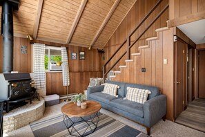 Een televisie, een open haard en een kantoor