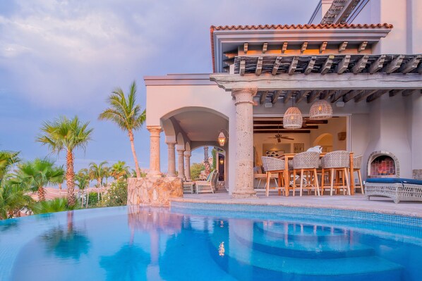A heated pool - Stunning Villa in Del Mar w/ Chef, Butler & Steps from the Swimmable Beach! (San Jose del Cabo)