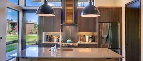 Réfrigérateur, four à micro-ondes, surface de cuisson, lave-vaisselle