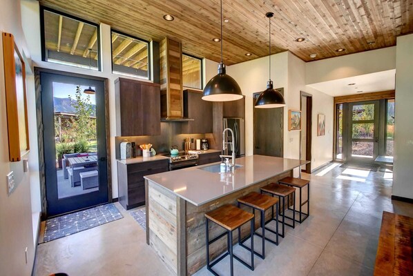 Réfrigérateur, micro-ondes, plaque de cuisson, lave-vaisselle