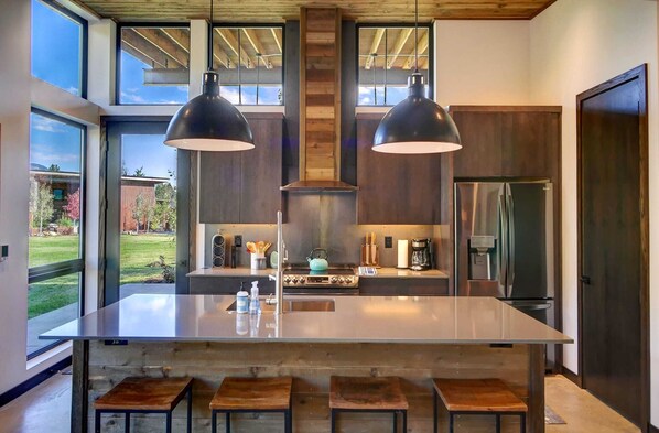 Fridge, microwave, stovetop, dishwasher