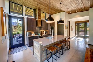 Fridge, microwave, stovetop, dishwasher