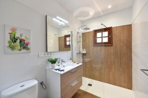 Secador de cabelo, toalhas de banho