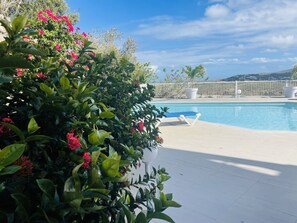 Outdoor pool - Duplex with frangipani tree, view of Saint Barthelemy, Baie Orientale beach (Saint Martin)