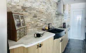 Frigorifero, forno, piano cottura, tostapane