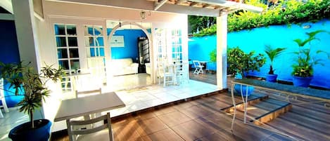 Standard Twin Room | Living area | 40-inch flat-screen TV with cable channels