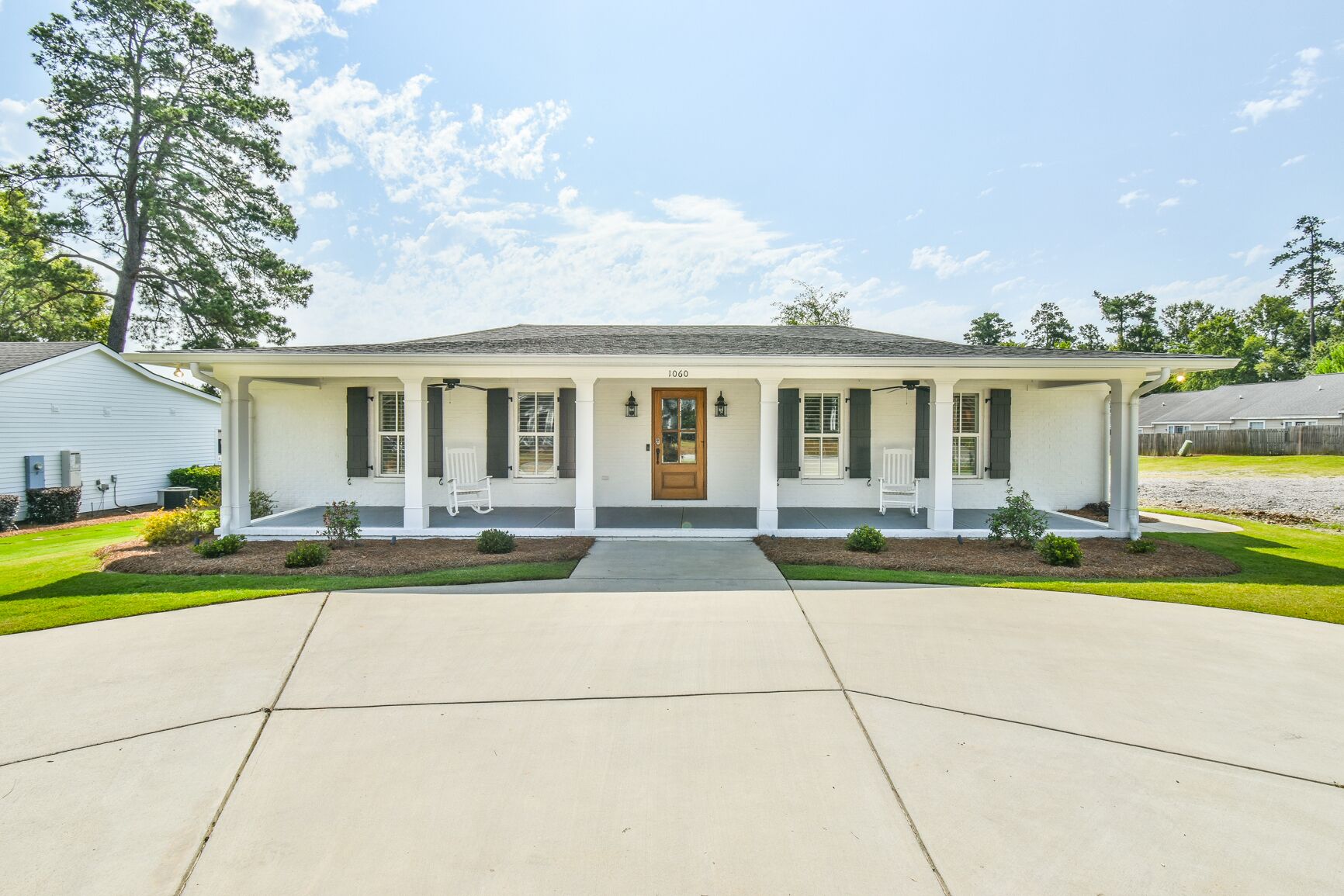 1 mile from Masters Course. Center location to all of Augusta