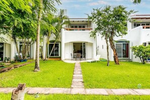 Exterior - Relaxed townhouse near beach w/ pool (Playa del Carmen)