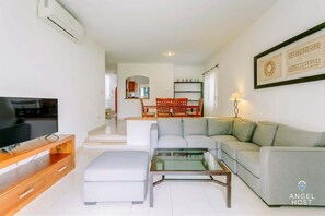 TV, offices - Relaxed townhouse near beach w/ pool (Playa del Carmen)