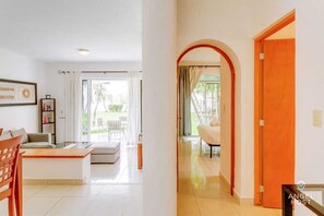 TV, offices - Relaxed townhouse near beach w/ pool (Playa del Carmen)