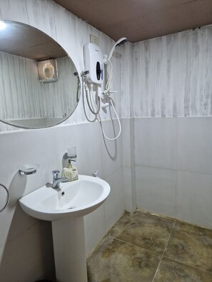 Shower, bidet, towels - Discover Kabankalan, Negros Occidental from our lovely apartment.. (Kabankalan)