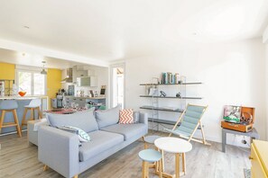 Una televisión, un reproductor de DVD