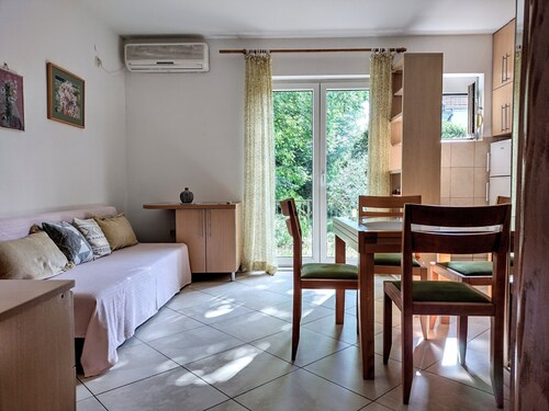 Central and bright condo..5 min. from the beach.