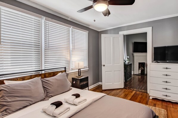 2 habitaciones, escritorio, tabla de planchar con plancha y wifi gratis 