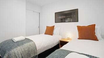 2 bedrooms, desk, iron/ironing board, WiFi