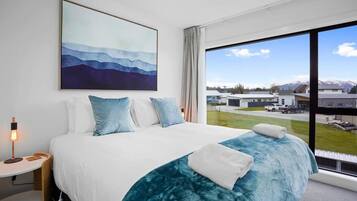 2 bedrooms, desk, iron/ironing board, WiFi