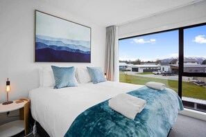 2 bedrooms, desk, iron/ironing board, WiFi