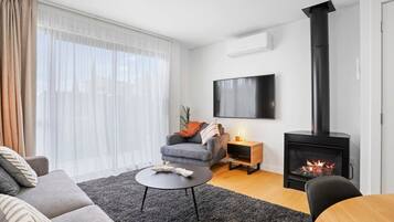 Fernseher, Kamin, Stereoanlage, Arbeitsbereiche