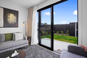 Televisio, takka, stereot, työhuone