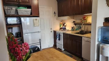 Een koelkast, een magnetron, een oven, een kookplaat