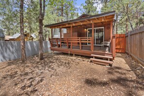 Terrace/patio - Encanto - Classic mountain cabin tastefully renovated! Game Consoles, Fenced yard! (Sugarloaf)