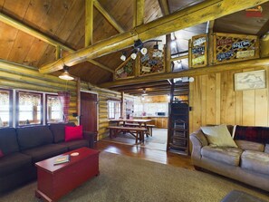 Smart TV, books - Hemlock Cove-Ostrander Lakefront Cabin-Boats-In the Woods (Wetmore)