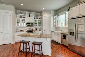 Frigorifero, microonde, forno, piano cottura