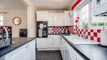 Deluxe Apartment, Private Bathroom (41WS ) | Shared kitchen