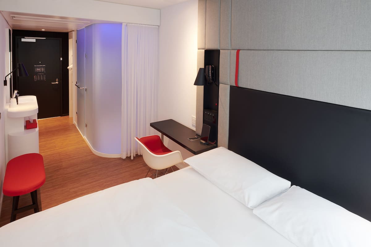 Premium-sengetøj, senge med topmadrasser, pengeskab på værelset