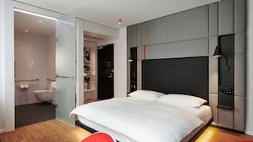 Værelse - 1 kingsize-seng (Mobility Accessible, Roll-In Shower) | Premium-sengetøj, senge med topmadrasser, pengeskab på værelset