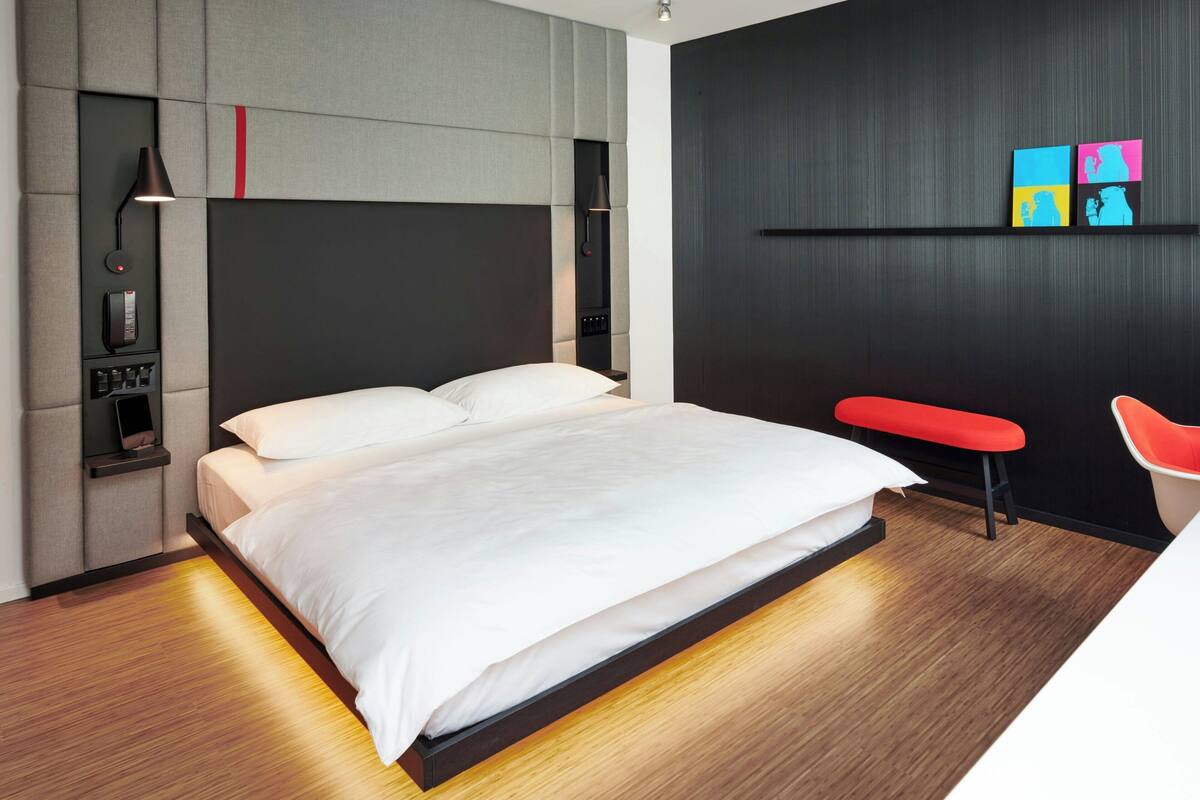 Room, 1 King Bed (Mobility Accessible, Roll-In Shower) | Premium bedding, pillowtop beds, in-room safe, desk