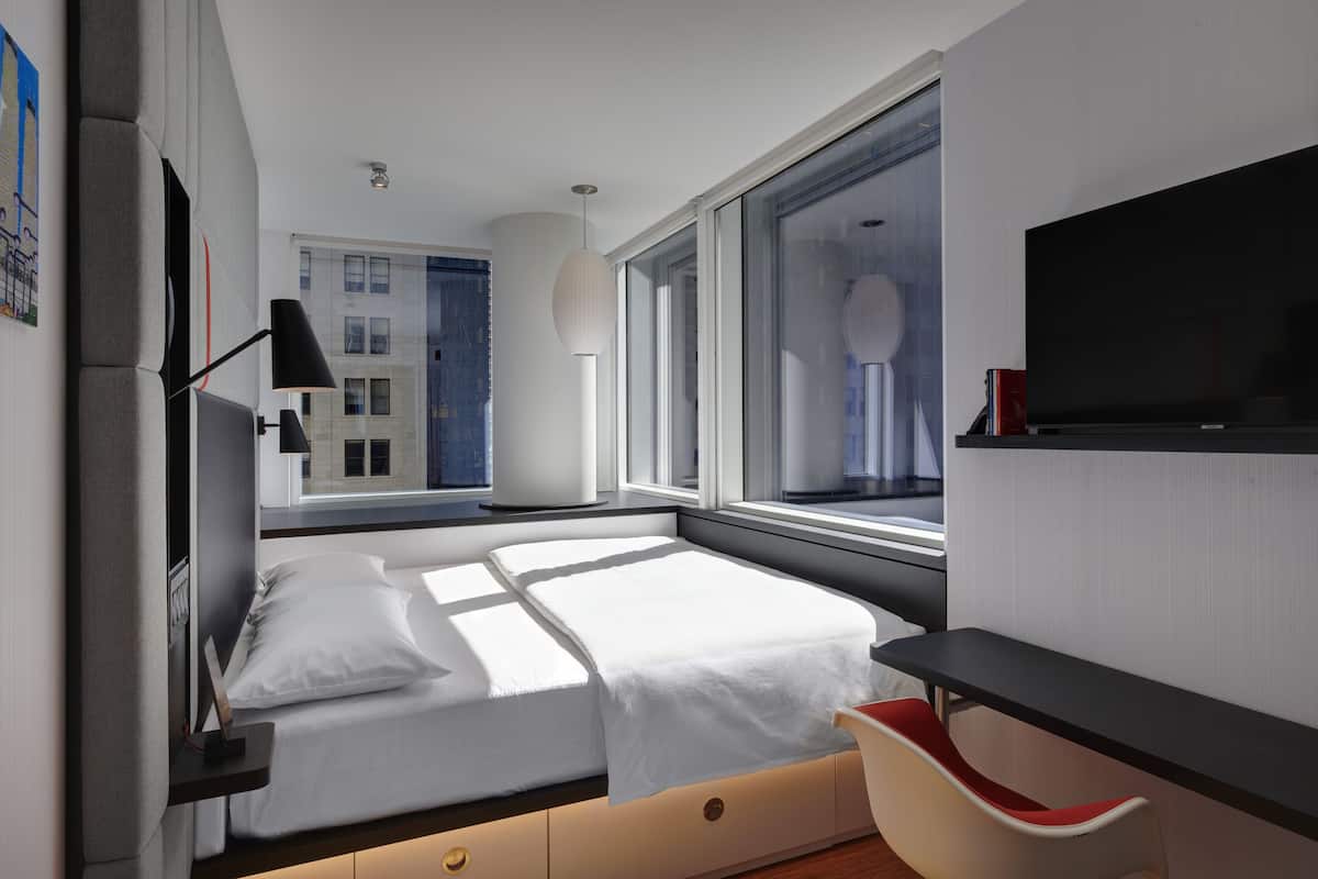 Room, 1 King Bed, City View | Premium bedding, pillowtop beds, in-room safe, desk