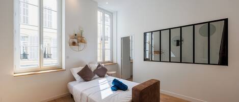 2 chambres, bureau, fer et planche Ă repasser, lit parapluie