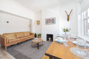 Family Apartment (2 Bedrooms) | Front of property - Bright two Bedroom Flat in Fashionable Fulham by Underthedoormat (London)
